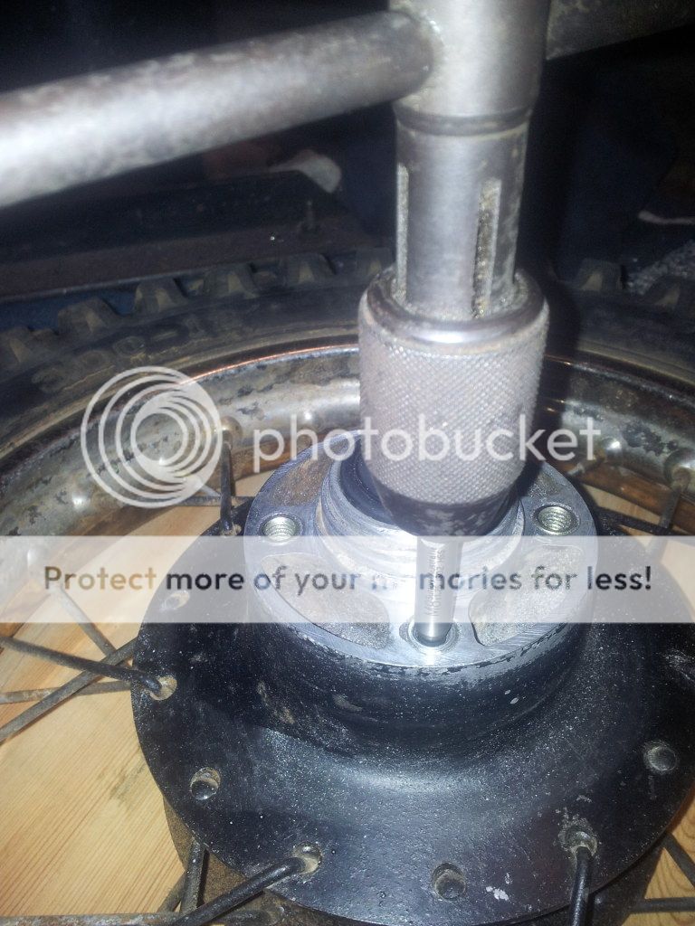 A How To / Diy repair damaged / stripped / crossthreaded bolt threads